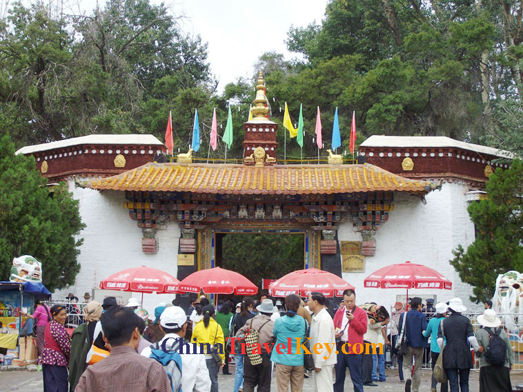 photo of lhasa norbulingka park