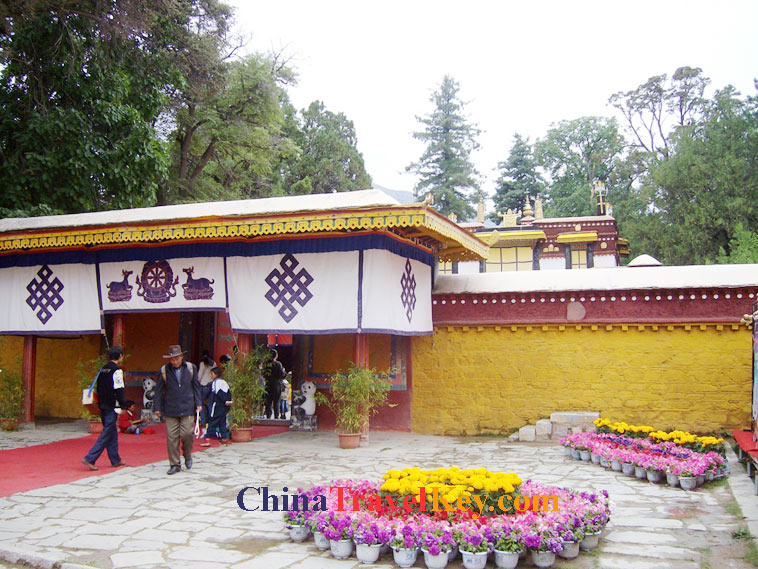 photo of lhasa norbulingka park
