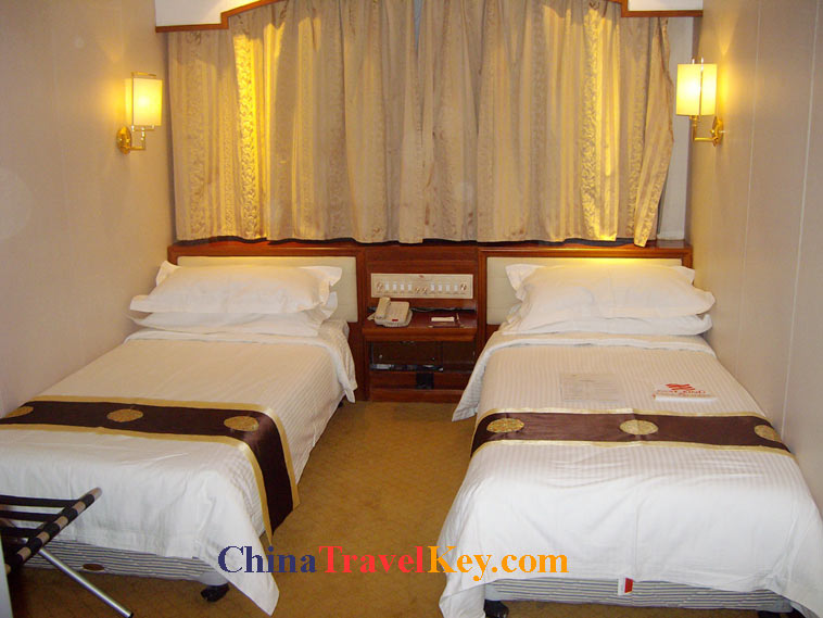 photo oriental king ship inside