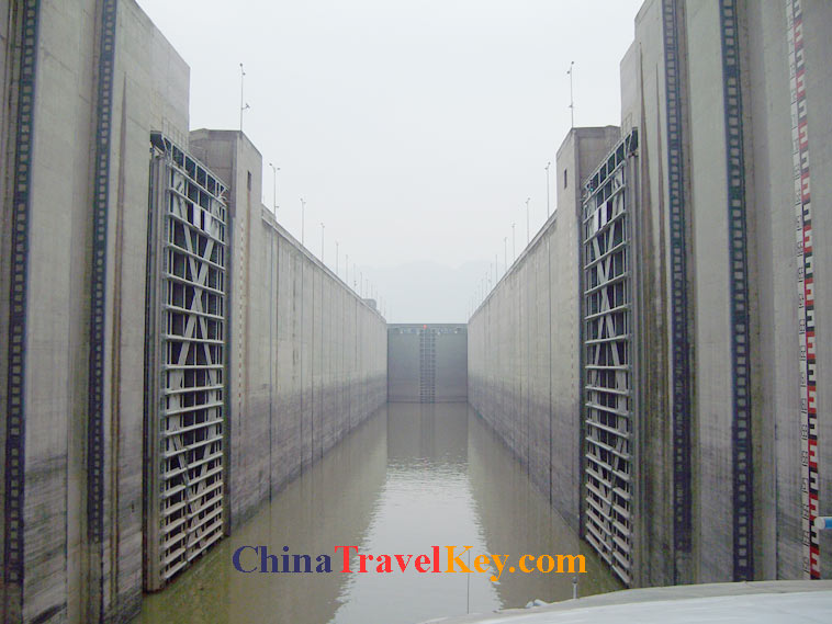 photo of yangtze river ship lock