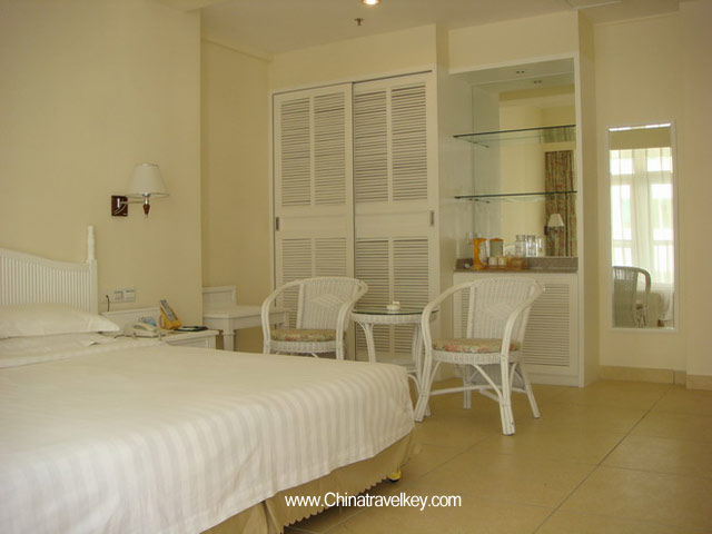 Guestroom of Golden Phoenix Seaview Hotel Sanya